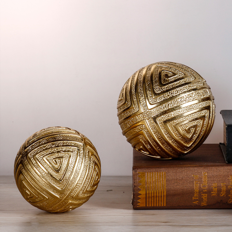 Goldene Kugeldekoration mit Dreiecksstreifenmuster
